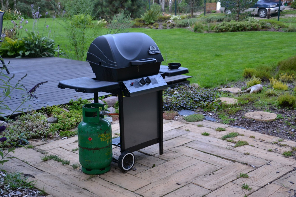 Betonowe elementy na tarasie pod grill do złudzenia imitują bale dębowe