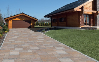 Czym powinna się charakteryzować kostka betonowa wykorzystywana na podjazdy?