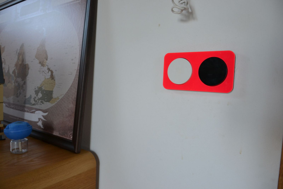 Gniazda w kolorze czarnym i białym, umieszczone w ramkach w kolorze neonowym pomarańczowym