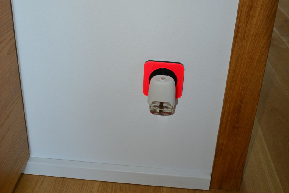 Łącznik w kolorze czarnym i białym, umieszczone w ramkach w kolorze neonowym pomarańczowym