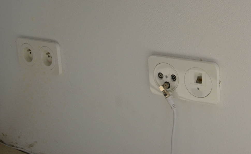 Pogrupowane zwykłe gniazda wtykowe i specjalne antenowe