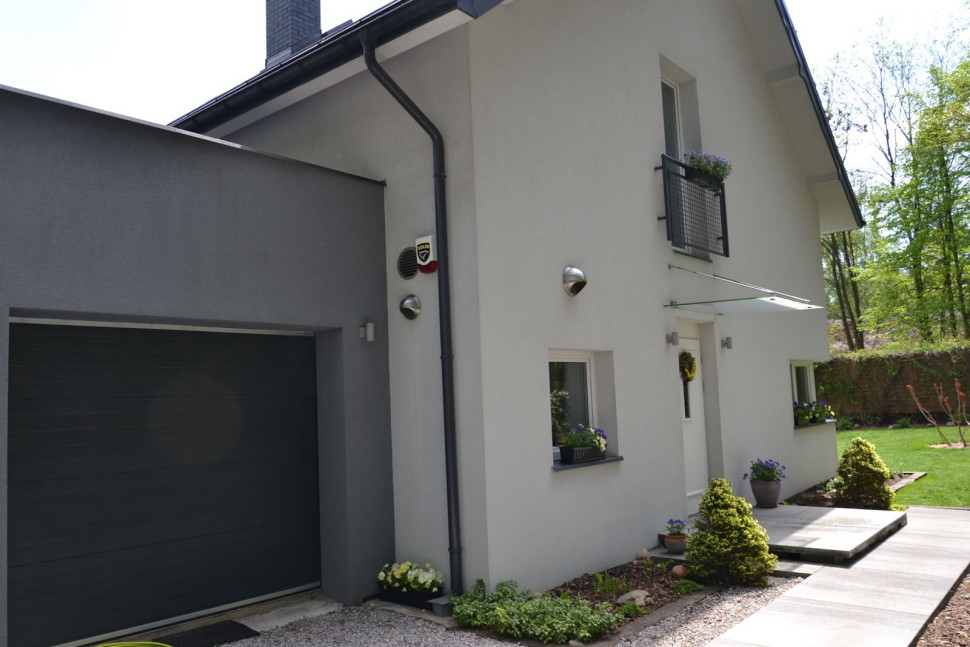 Brama ma termoizolację przystosowaną do budynku pasywnego