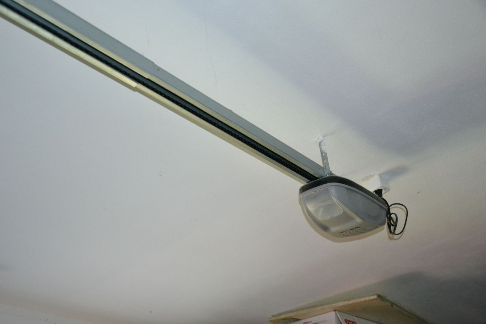 Pod sufitem przygotowano instalację elektryczną do napędu o sile 700 N