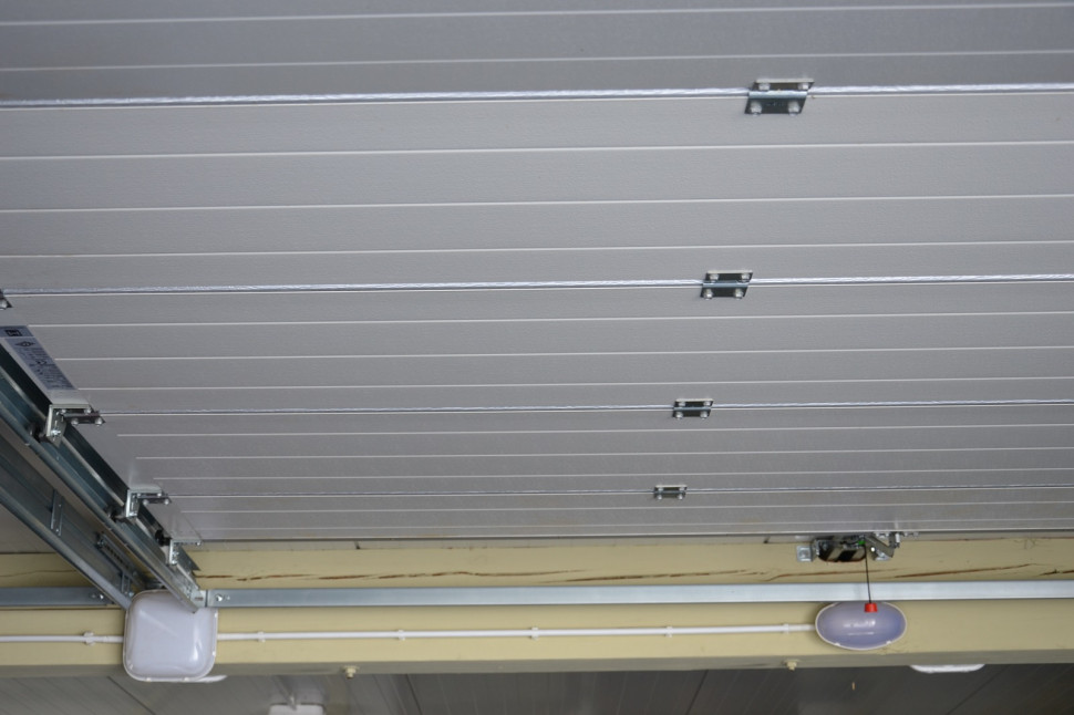 Brama garażowa: Ciepłe segmenty, solidne prowadnice i rolki, linki awaryjnego otwierania