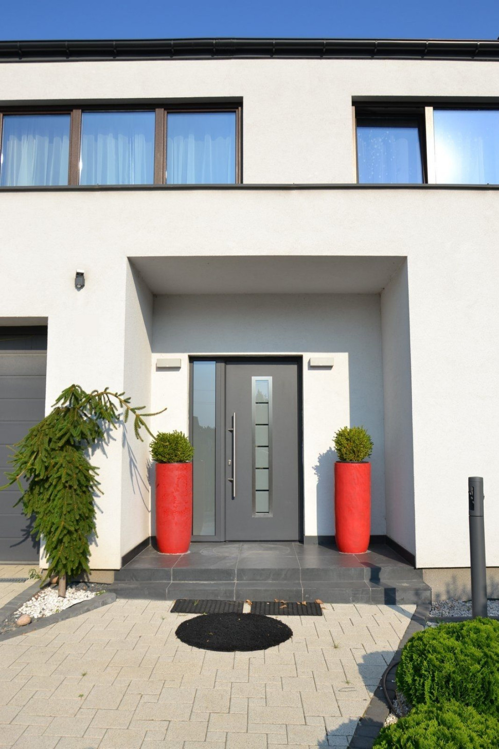 Główne wejście do domu znajduje się we wnęce