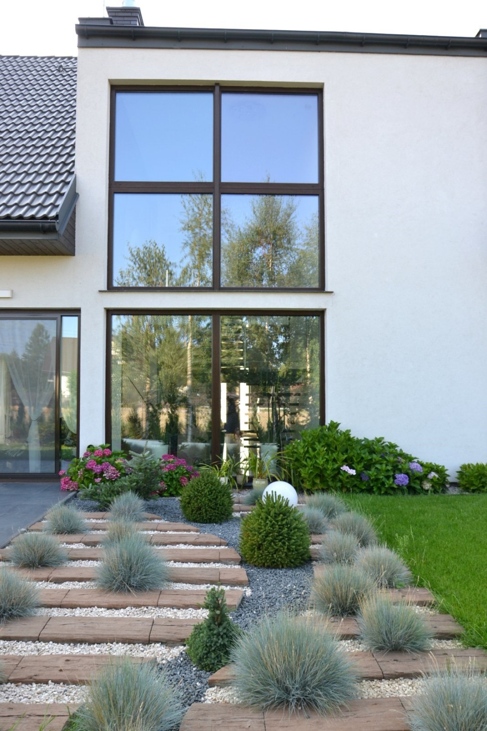 Klatkę schodową, usytuowaną w wysokim ryzalicie, oświetlają duże przeszklenia na obu kondygnacjach