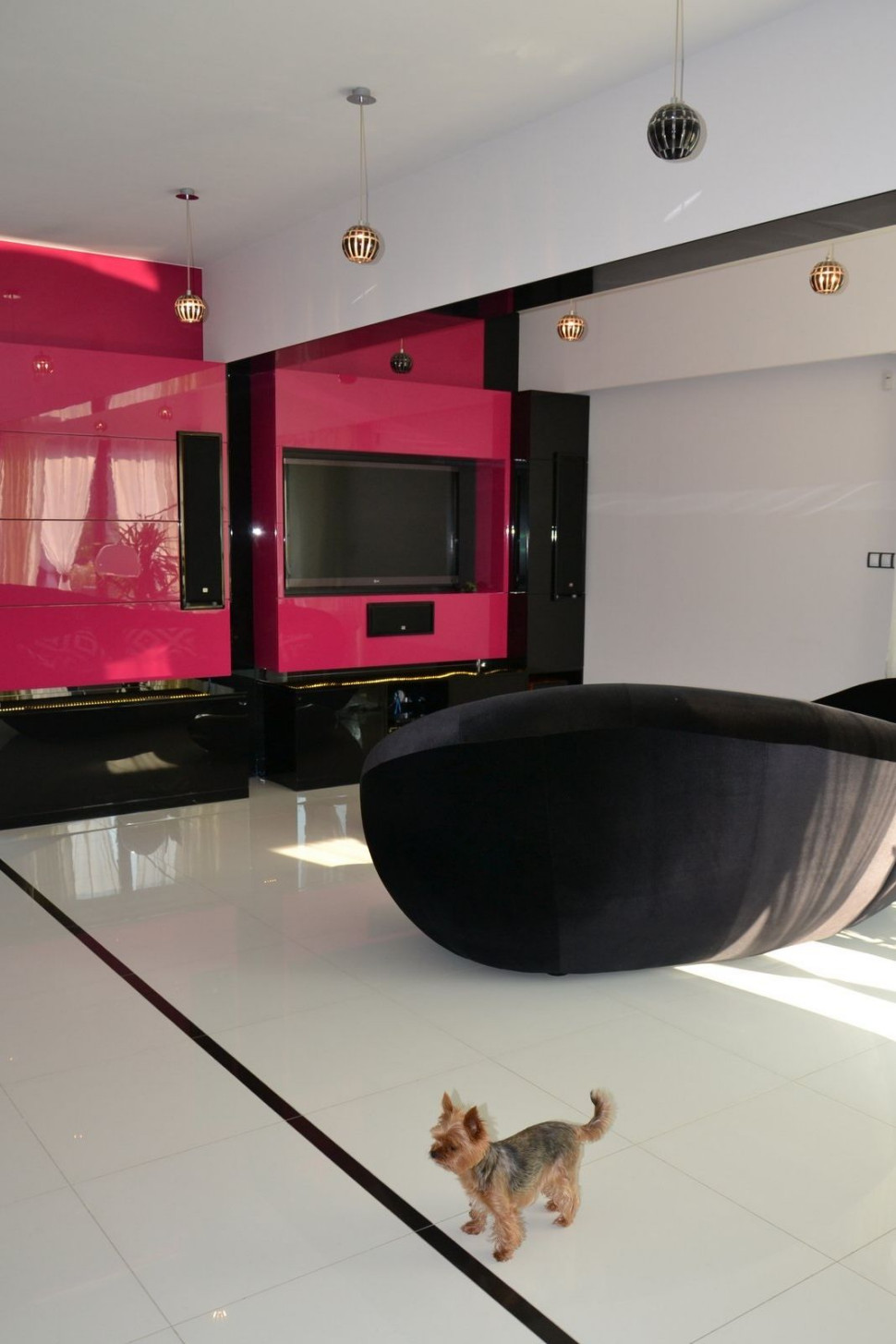 Salon urządzony w stylu glamour