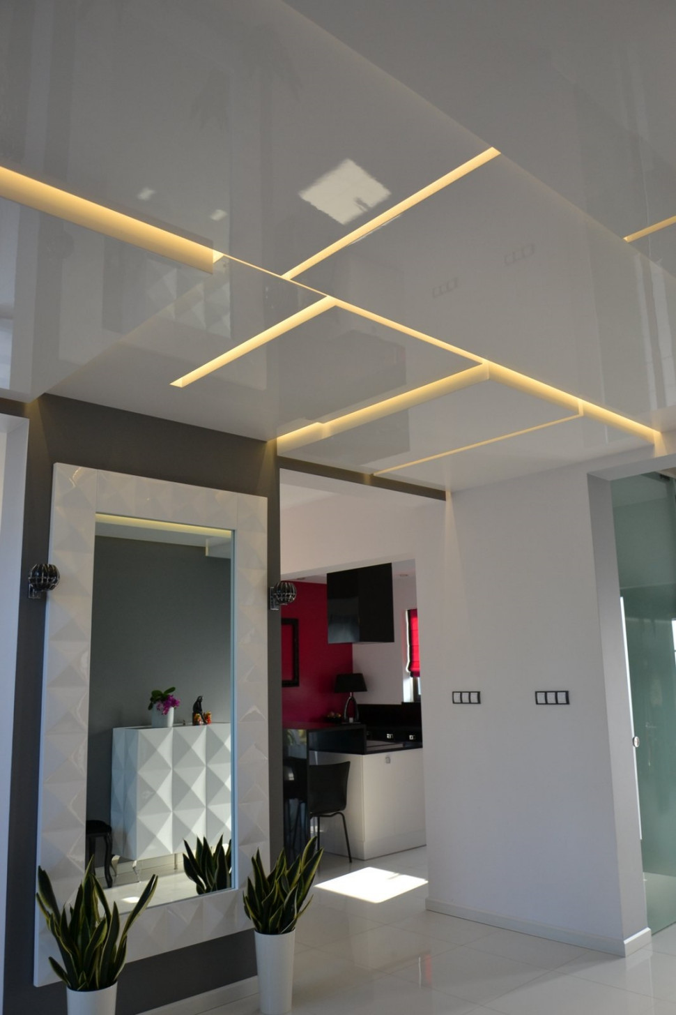 Taśmy LED zamontowane w podwieszanym suficie z lakierowanej płyty MDF