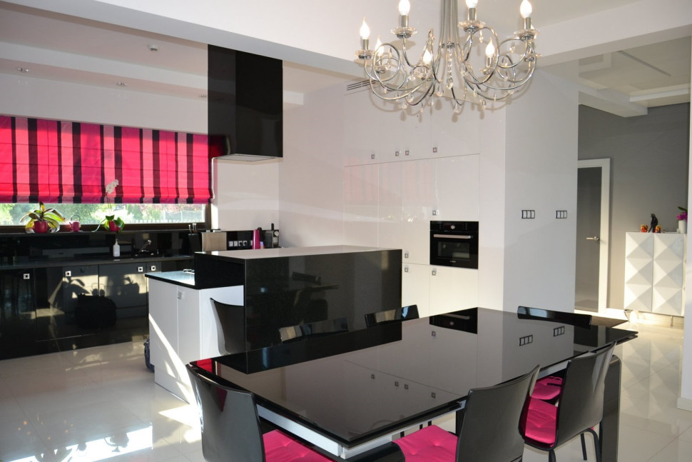 Kuchnia o powierzchni 26,5 m2 połączono z jadalnią