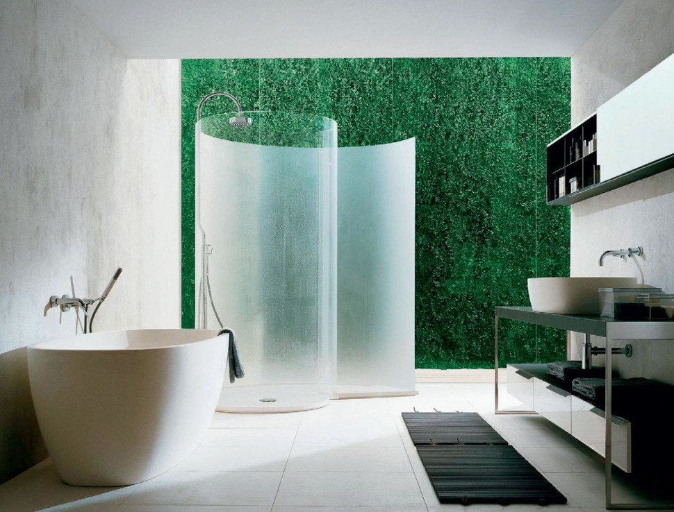 Kompaktowa wanna Normal o pojemności 273 l i niezwykła kabina natryskowa Chiocciola (obie proj. Benedini Associati) ze spiralnie ukształtowanej tafli Parapanu®