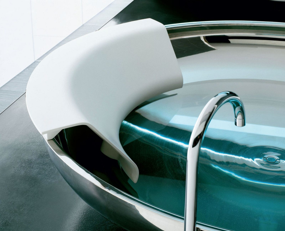 Kilkuosobowa wanna UFO w kształcie stalowego dysku, z wygodnym, szerokim i ciepłym w dotyku zagłówkiem; średnica 204 cm