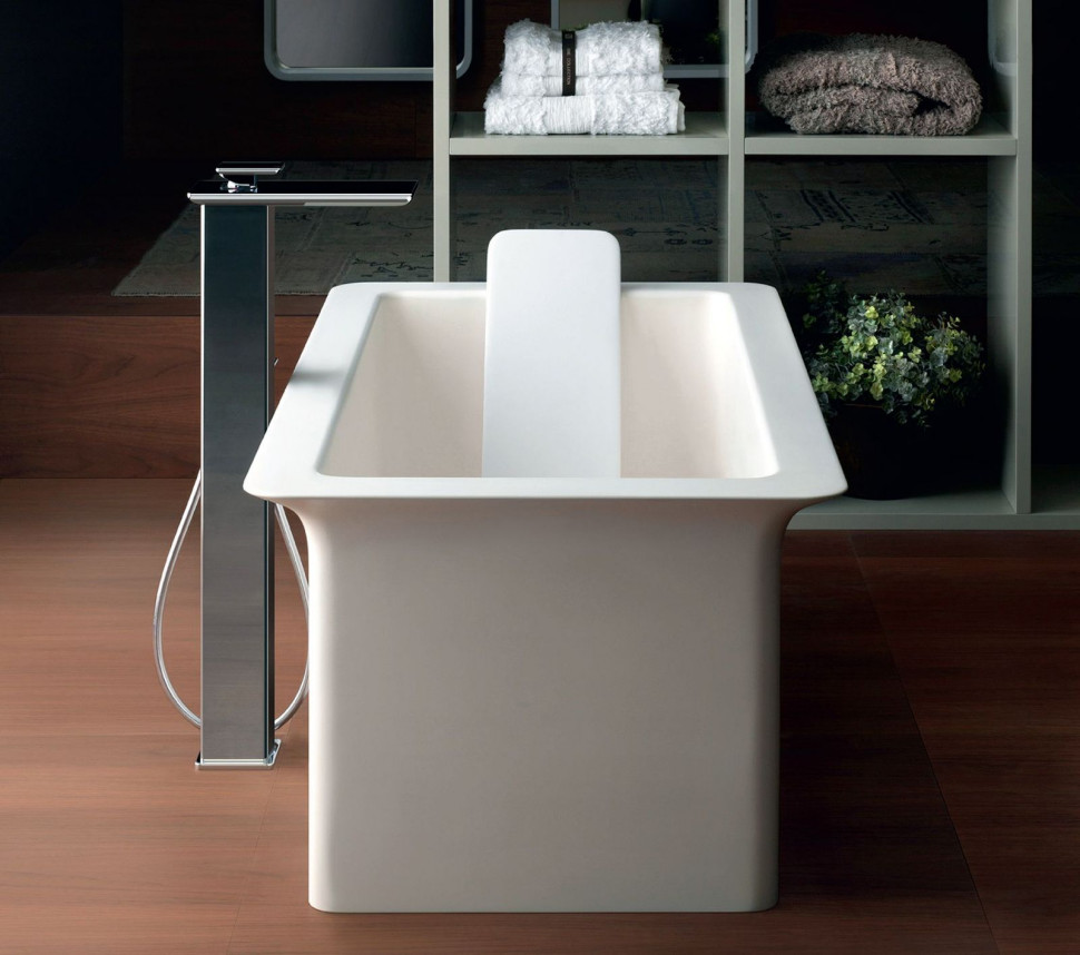 Designerska geometryczna wanna iSpa z matowego Cristalplantu®, z eleganckim zintegrowanym zagłówkiem; długość 180 cm