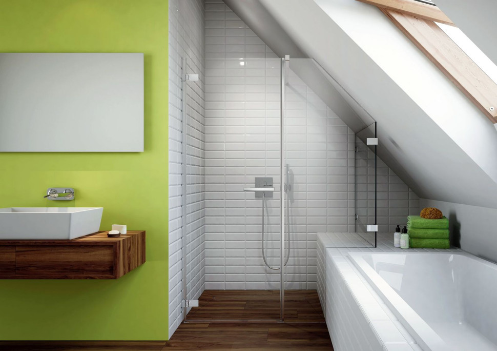 Kabina Arta KDS o niestandardowym rzucie, wykorzystującym nietypowe warunki przestrzenne. Fragment obudowy wanny tworzy w niej praktyczną półkę