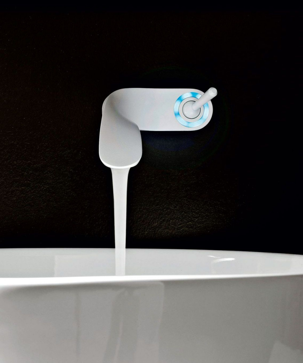 Futurystyczna bateria ścienna Ametis (proj. Davide Oppizzi) z pierścieniem świetlnym LED, wskazującym zmianę temperatury wody