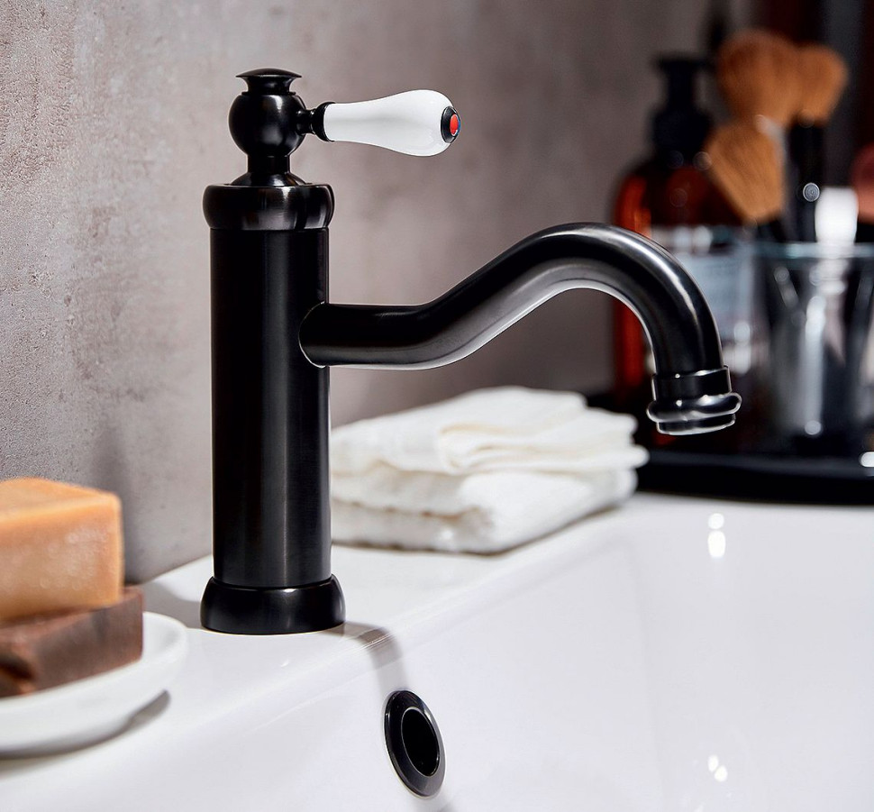 Jednouchwytowa bateria Hamnskär z metalizowanego, lakierowanego na czarno mosiądzu