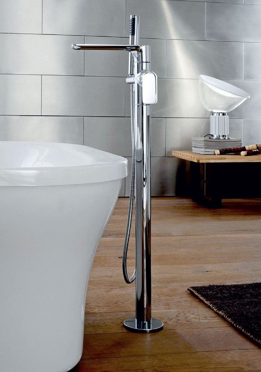 Wysmukła jednouchwytowa bateria wannowo-prysznicowa Sento do montażu podłogowego; zasięg wylewki 20 cm