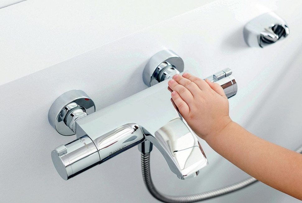 Bateria termostatyczna z serii Termo z przyciskiem na pokrętle regulacji temperatury, zapobiegającym przypadkowemu przekręceniu