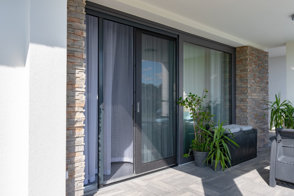 Moskitiery plisowane składają się w harmonijkę (fot. MS więcej niż Okna)