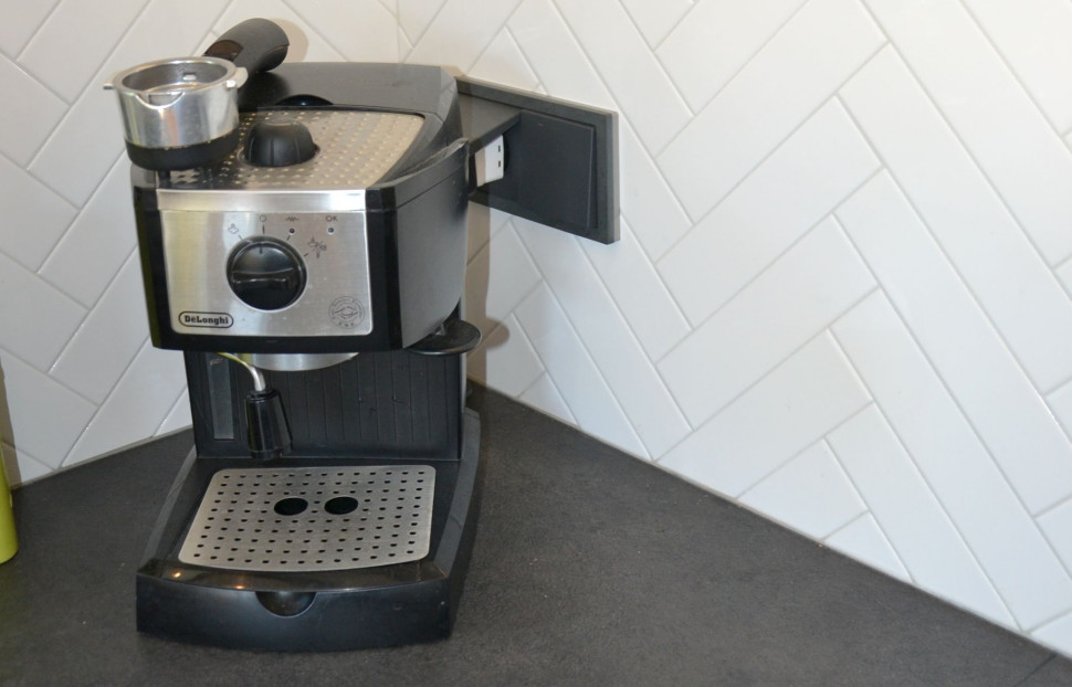 Gniazda wtykowe z klapką (z PVC), w ramkach z łupka kamiennego