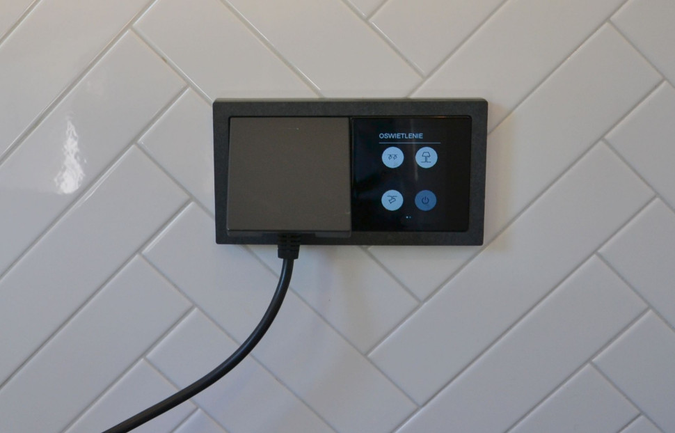 Gniazda wtykowe z klapką (z PVC), w ramkach z łupka kamiennego