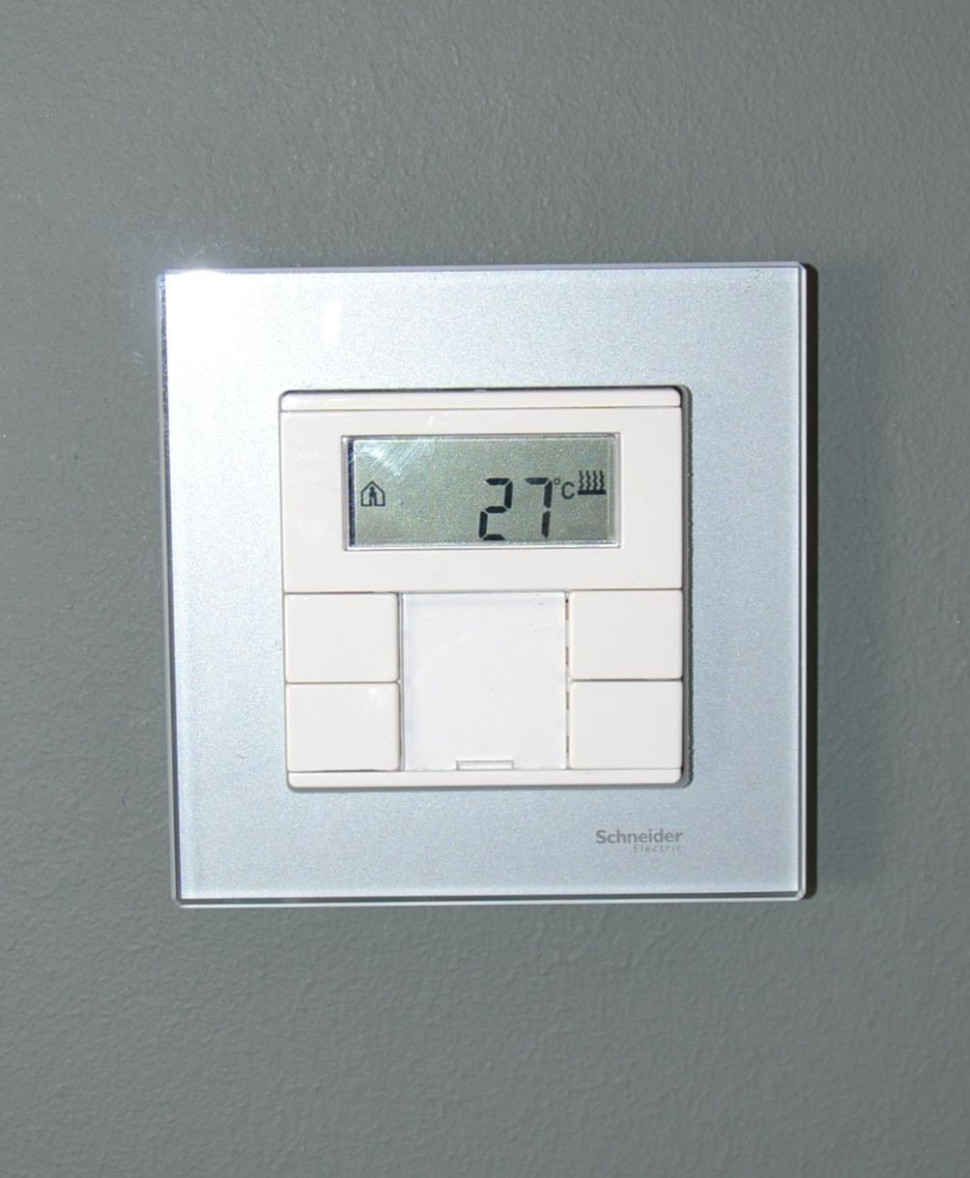 Panel ścienny z czujnikiem pomiaru i regulacji temperatury