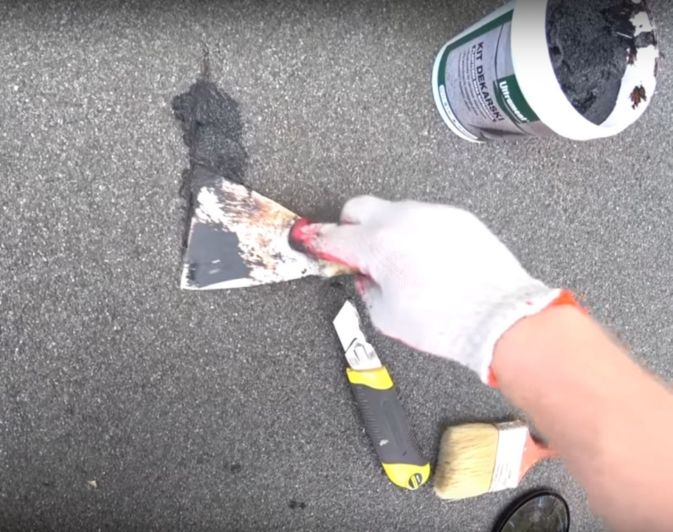 Naprawa spękań papy na dachu za pomocą kitu dekarskiego Ultrament