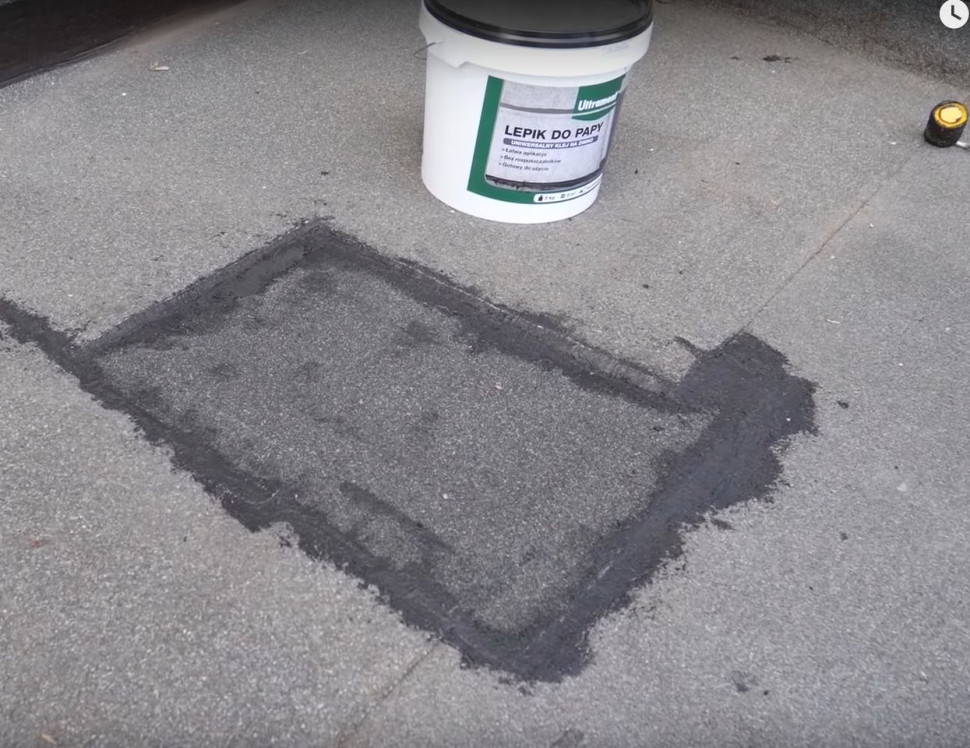 Lepikk dwuklomponentowy do pap marki Ultrament posłuży do przyklejenia łaty z papy na dachu