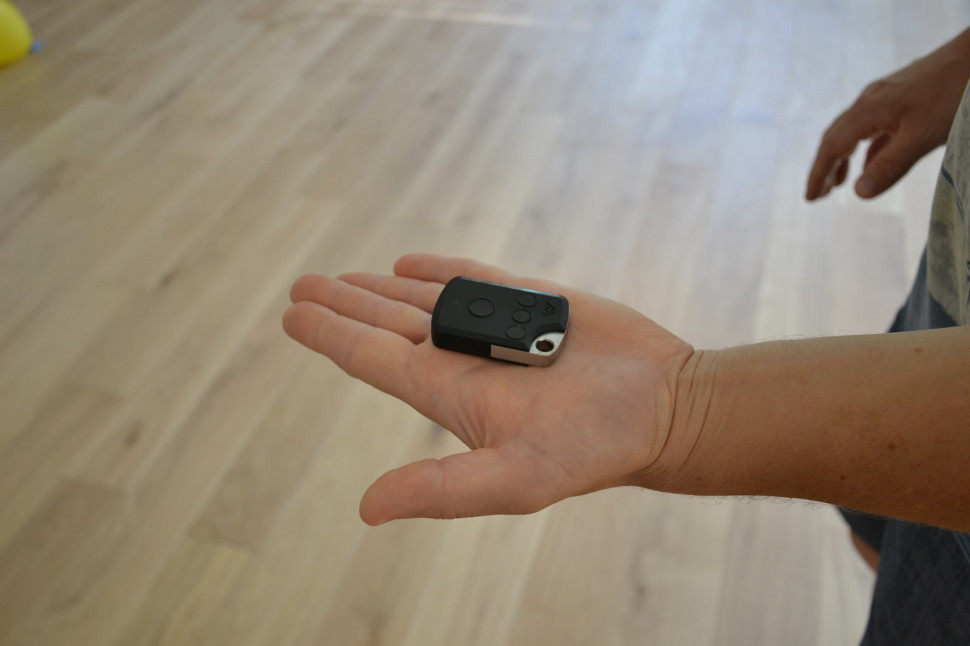 Nadajnik pulsar do operowania skrzydłem