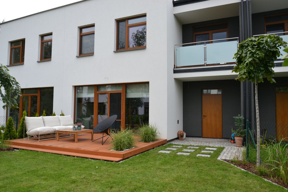 Salon i taras znajduje się od południowego wschodu i na tej wypoczynkowej stronie segmentu umieszczono największe okna