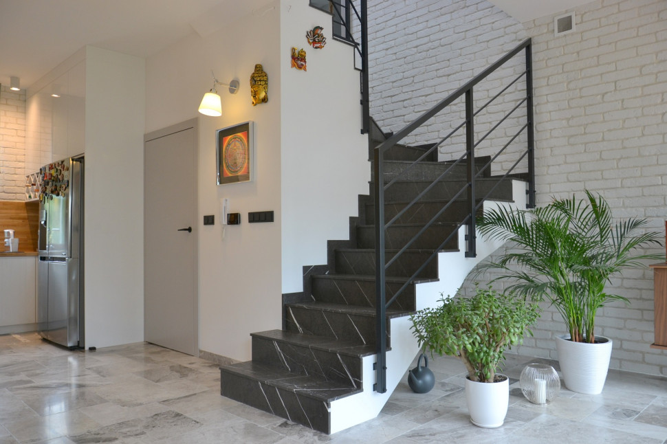 Schody: slaby czarnego płomieniowanego marmuru z białymi żyłami (Pietra Gray)