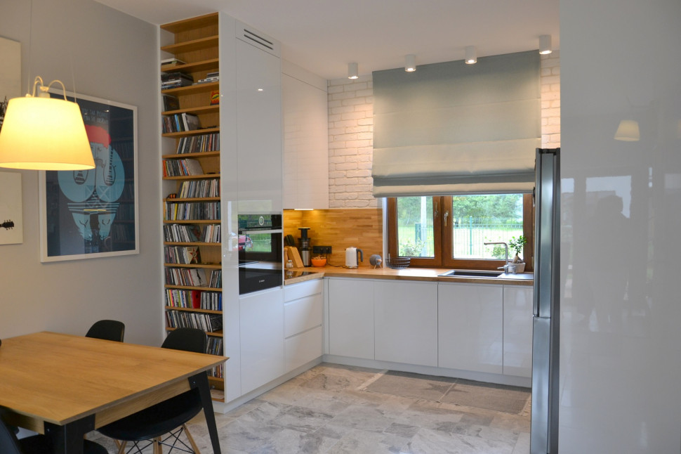 W kuchni zastosowano okładzinę z cegły w białym kolorze