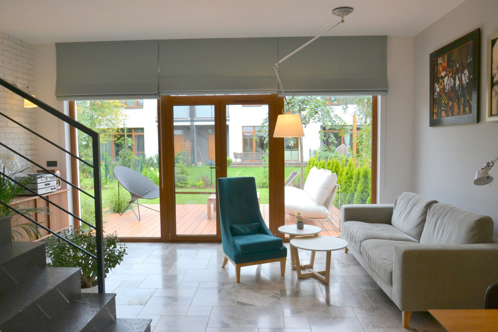 Autor projektu przeszklił prawie całą ścianę w salonie, skierowaną na wschód i południe
