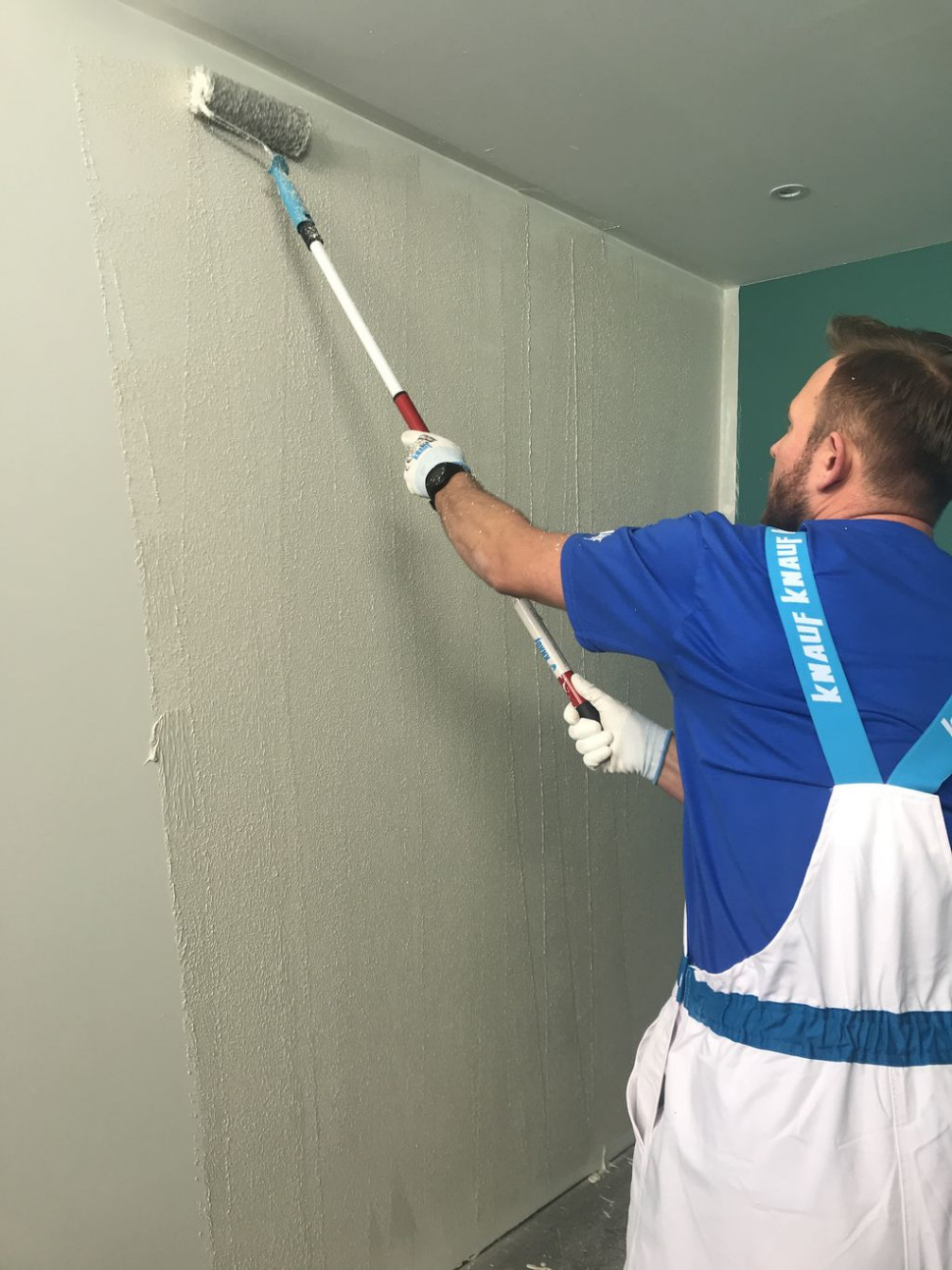 Nakładanie gładzi Knauf wałkiem na ścianę
