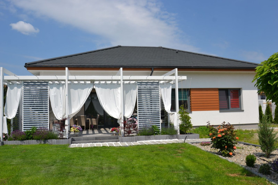 Od południa znajduje się duży taras