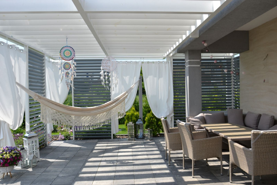 Taras urządzony jak zewnętrzny pokój wypoczynkowy