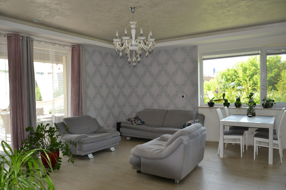 Salon ozdobiony gzymsami, tapetą w stylu glamour oraz tynkiem dekoracyjnym Pustynny piasek