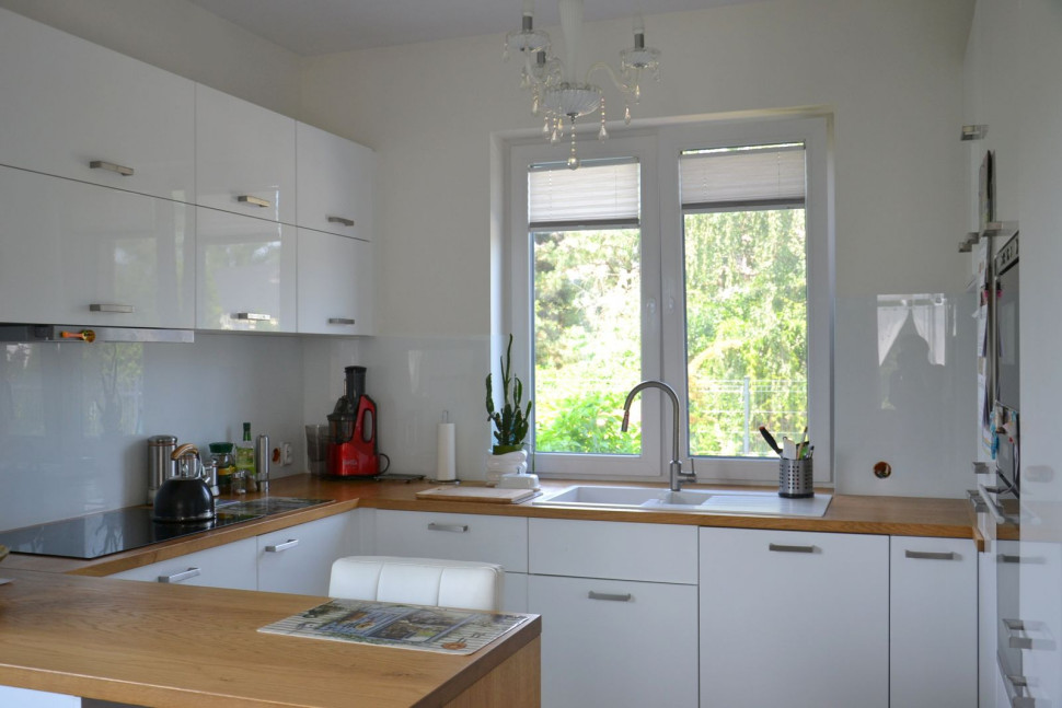 Kuchnia z półwyspem, gdzie dominującym kolorem jest biel