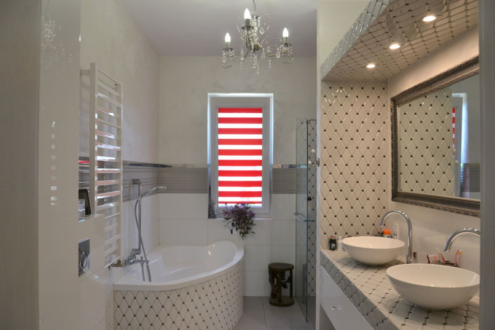 W rodzinnej łazience zamontowali dwie umywalki, wannę, kabinę prysznicową i podwieszany sedes