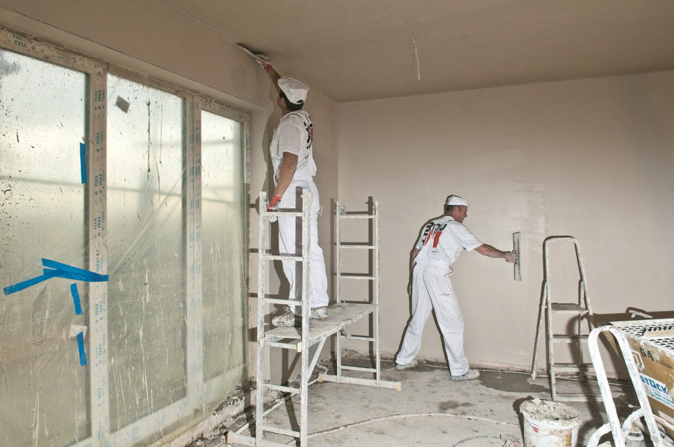Ściany i sufity tynkuje się po ułożeniu instalacji elektrycznej