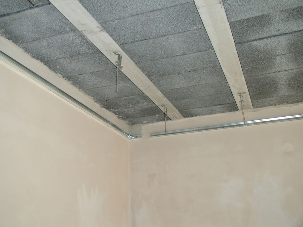 Płyty gipsowo-kartonowe w sufitach podwieszanych