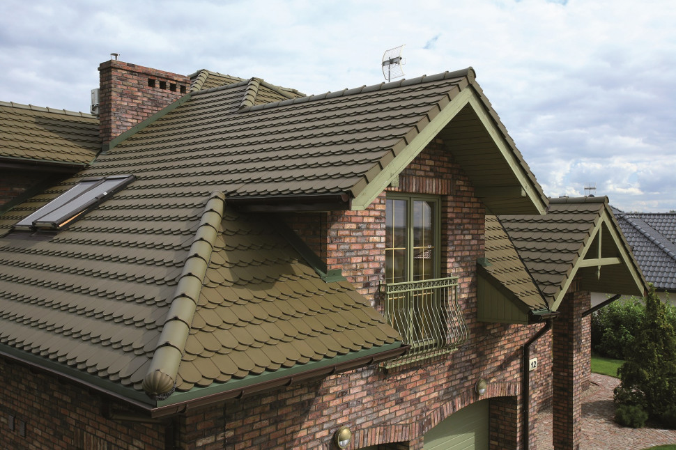 Dachówka ceramiczna przypominająca łuskę karpia karpiówka