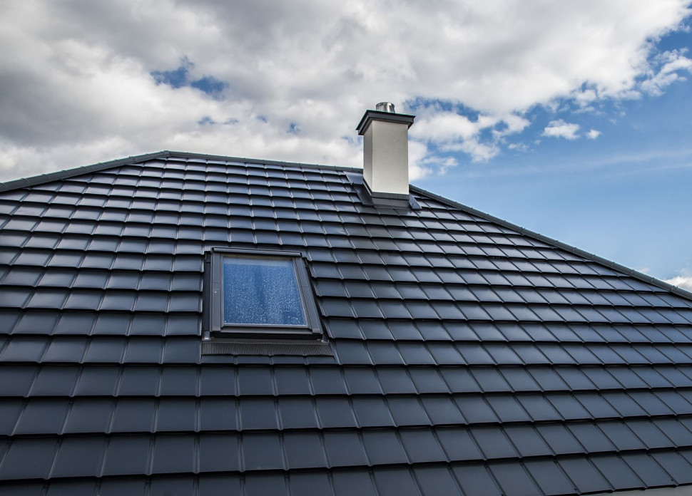 Blachodachówka wyglądająca jak modna płaska dachówka