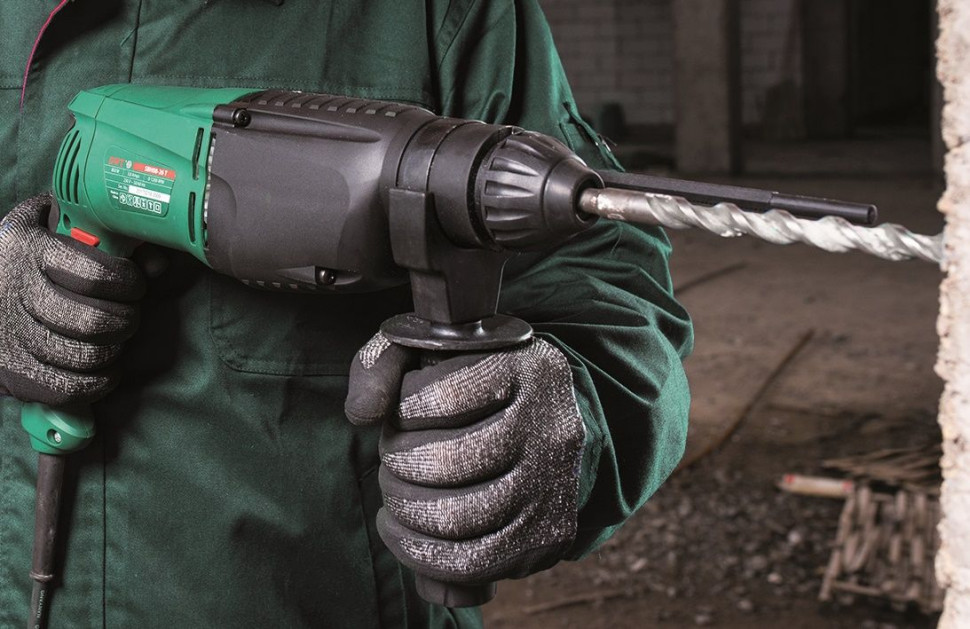 Wiertarka z długim wiertłem