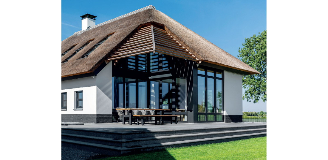 Domostwa holenderskiej osady Persingen z oknami dachowymi FAKRO i stolarką fasadową INNOVIEW 