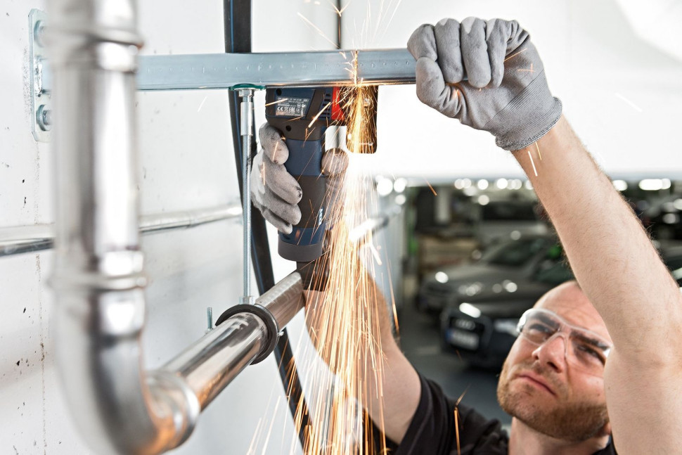 Mężczyzna używający szlifierki kątowej