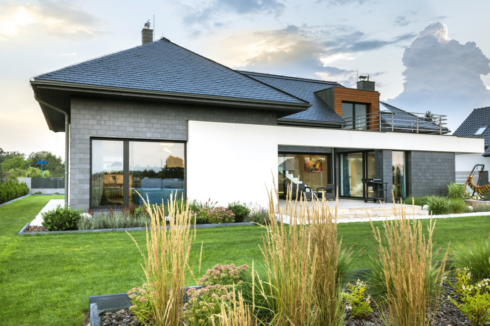 Dla właścicieli ważne jest, żeby mieć w swoim domu okna FLUSH, które są nie tylko trwałe i odporne na każde warunki pogodowe, ale i mają nowoczesny wygląd 