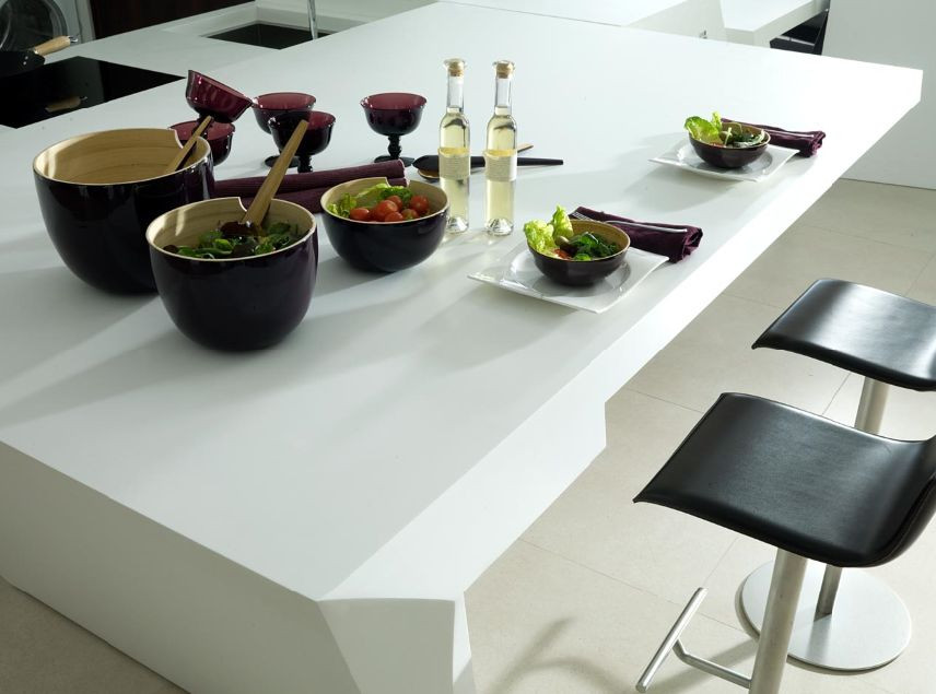 Dla tych, którzy chcieliby mieć blaty w kolorze mleka, dobrym rozwiązaniem są materiały kompozytowe