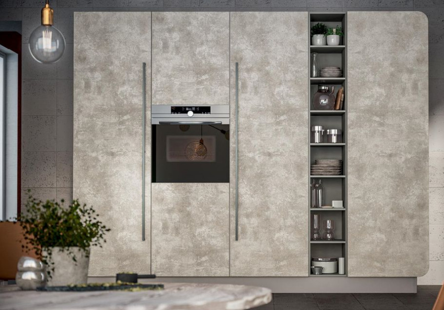 Szarość w kuchni można urozmaicić czarnymi dodatkami