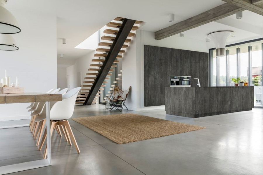 Czerń najlepiej łączyć ze wzorami drewnopodobnymi