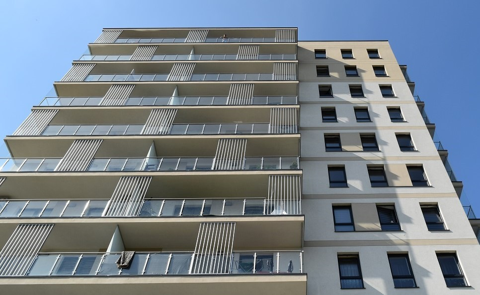 Tynk silikonowy Dryvit na elewacji bloku